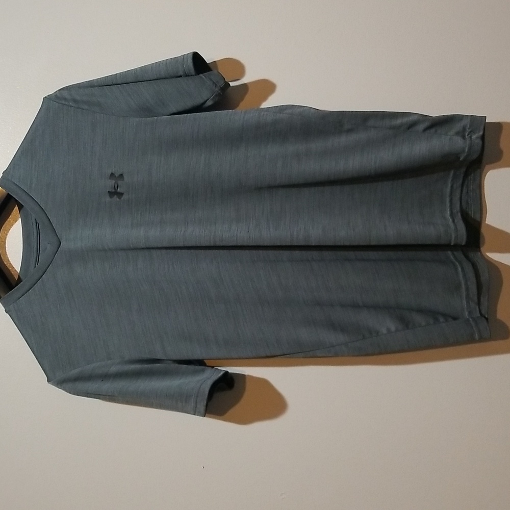 EUC Under Armour V Neck Shirt sz Small
